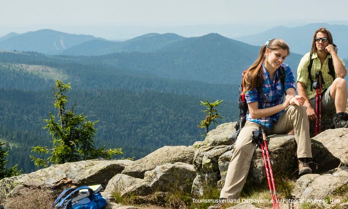 Wandersaison: Zwei Wanderer machen am Gipfel Pause mit Emmentaler von GOLDSTEIG 