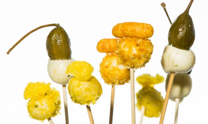 Mozzarella Rezept Pikante Lollies mit Bambini Mozzarella Mini von GOLDSTEIG mit Käsebällchen, Erdnussflips und Kapernäpfel auf Spießen