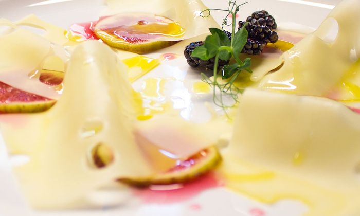 Emmentaler Rezept Emmentaler Carpaccio mit Feigen, Brombeeren und Himbeeressig von GOLDSTEIG auf Teller