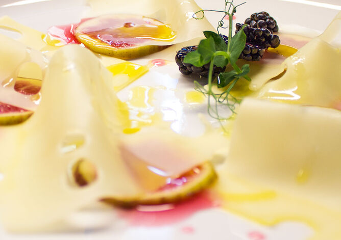 Emmentaler Rezept Emmentaler Carpaccio - GOLDSTEIG Käsespezialitäten Rezept | Emmentaler Carpaccio mit Feigen, Brombeeren und Himbeeressig