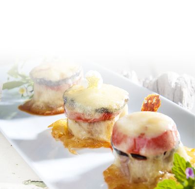 Mozzarella Rezept Schweinefilet Türmchen mit Auberginen-Tomaten-Gemüse und mit Mozzarella Scheiben von GOLDSTEIG überbacken auf Platte 