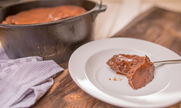 Mascarpone Rezept Schokoladenkuchen mit Mascarpone und Butter von GOLDSTEIG, Flüssigkern und Dunkelbier auf Teller