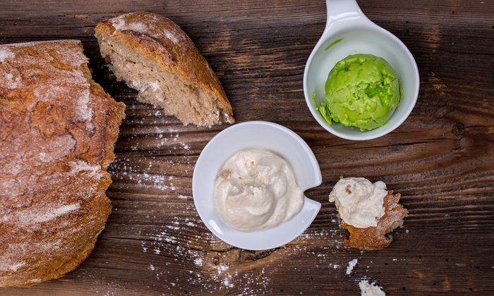 Butter Rezept Dips aus Petersilienbutter und Cashewcreme mit Butter, Mascarpone und Ricotta von GOLDSTEIG dazu Brot auf Holzbrett