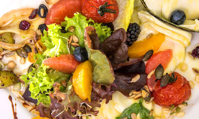 Protinella Rezept Sommersalat mit Protinella von GOLDSTEIG an Gemüse, Nüsse, Früchten und Orangendressing