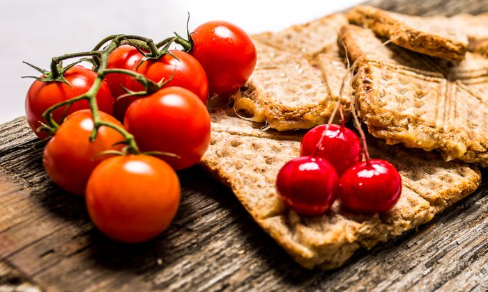 Emmentaler Rezept Käsetoast mit Almdammer und Emmentaler hauchdünn von GOLDSTEIG und Schinken auf Holzbrett