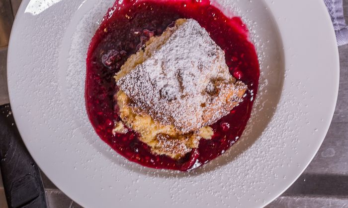 Mascarpone Rezept Ofenschlupfer mit Ricotta und Mascarpone von GOLDSTEIG mit Pflaumenmus auf Teller