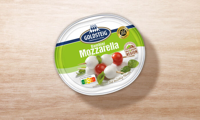 Bambini Mozzarella Mini Classic - GOLDSTEIG Käsespezialitäten Bambini Mozzarella Mini Classic von GOLDSTEIG in Verpackung auf Holztisch