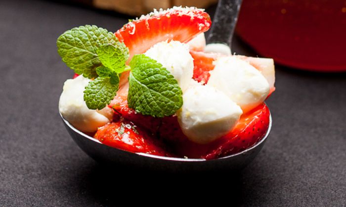 Mozzarella Rezept: Bambini Mozzarella Mini von GOLDSTEIG mit Erdbeeren, Minze und Honig