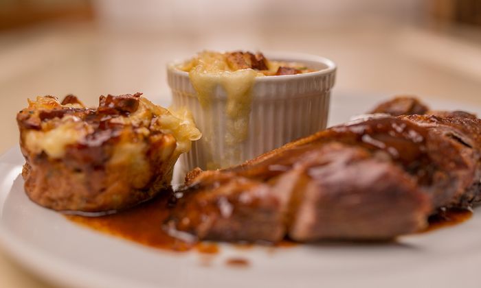 Emmentaler Rezept Geschmorte Gänsebrust mit Brezn-Emmentaler-Auflauf von GOLDSTEIG auf Teller