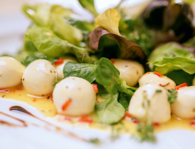 Brotzeitsalat mit Bambini Mozzarella Mini von GOLDSTEIG mit Limonendressing