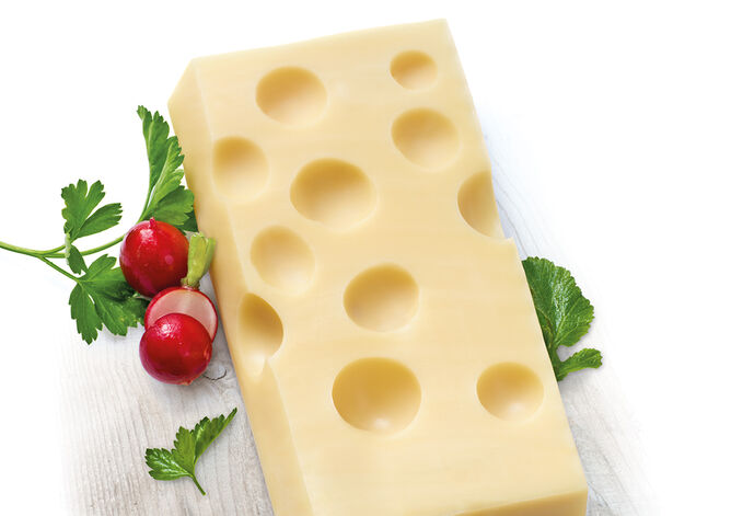 Emmentaler - GOLDSTEIG Käsespezialitäten Emmentaler-Hartkäse am Stück von GOLDSTEIG mit Radieschen
