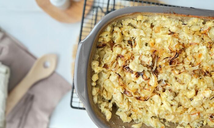 Rezepte & Inspirationen: Käsespätzle mit Emmentaler und Butter von GOLDSTEIG in einer Auflaufform.