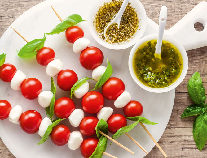 Tomaten-Mozzarella-Basilikum-Spieße mit verschiedenen Dressings mit Bambini Mozzarella Mini von GOLDSTEIG 