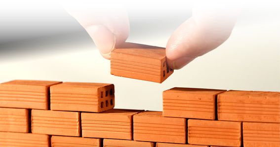 Limburger in Ziegelsteinform - Finger die Mauer aus Miniziegelsteinen bauen
