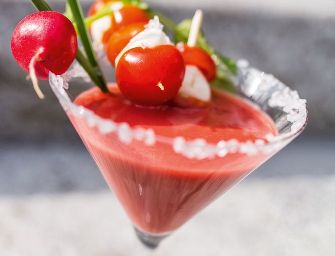 Aktionen und Neues: Grill Happy Hour - GOLDSTEIG Käsespezialitäten Martini Glas mit rotem Cocktail für Happy Hour mit Tomate-Mozzarella-Sticks mit Bambini Mozzarella Mini von GOLDSTEIG