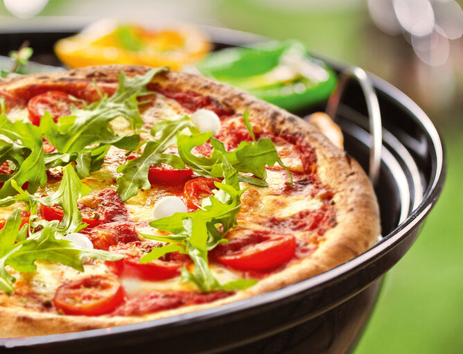Aktionen und Neues: Pizza aus dem Grill - GOLDSTEIG Käsespezialitäten Pizza in Kugelgrill mit Tomate, Rucola und Bambini Mozzarella Mini von GOLDSTEIG