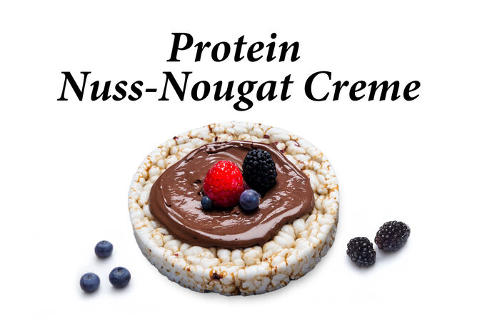 Protein Nuss-Nougat Creme - GOLDSTEIG Käsespezialitäten Reiswaffel mit einem Klecks GOLDSTEIG Protein Nuss-Nougat Creme. Auf der Protein Creme sind einige Beeren drapiert.