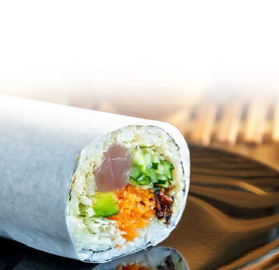 Sushirrito mit Karotte, Gurke, Reis und Fisch