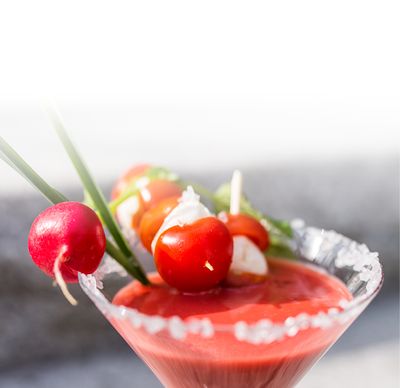 Mozzarella Rezept Cocktail mit Bambini Mozzarella Mini von GOLDSTEIG mit Kirschtomatenstick und Tomatensugo im Cocktailglas mit Zuckerrand