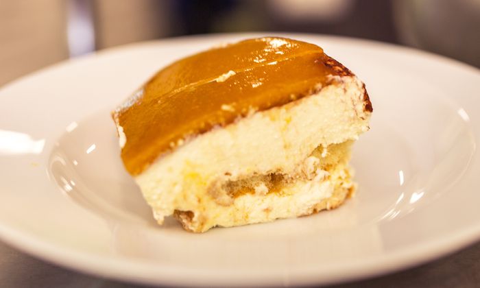 Teller mit Dessert aus Käse das den Magen abschließt