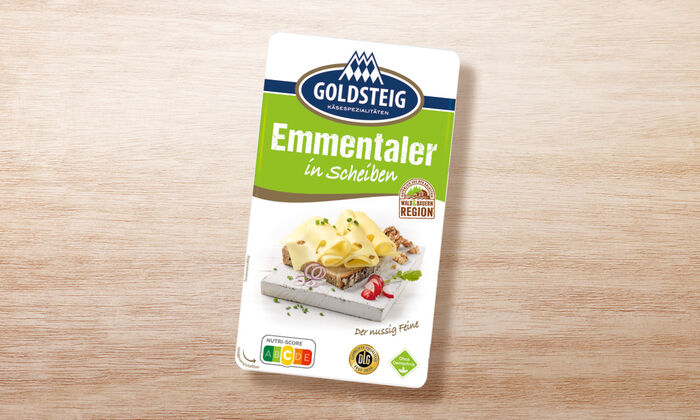 Emmentaler Scheiben von GOLDSTEIG in Verpackung auf Holztisch
