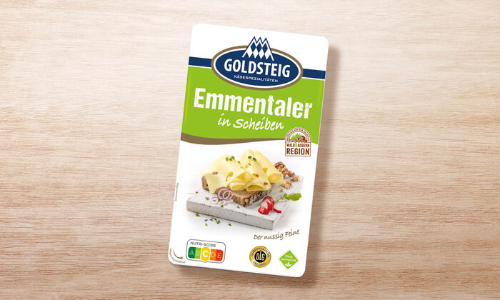 Emmentaler Scheiben - GOLDSTEIG Käsespezialitäten Emmentaler Scheiben von GOLDSTEIG in Verpackung auf Holztisch