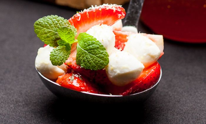 Mozzarella Rezept Bambini Mozzarella Mini von GOLDSTEIG mit Erdbeeren, Minze und Honig in Kelle