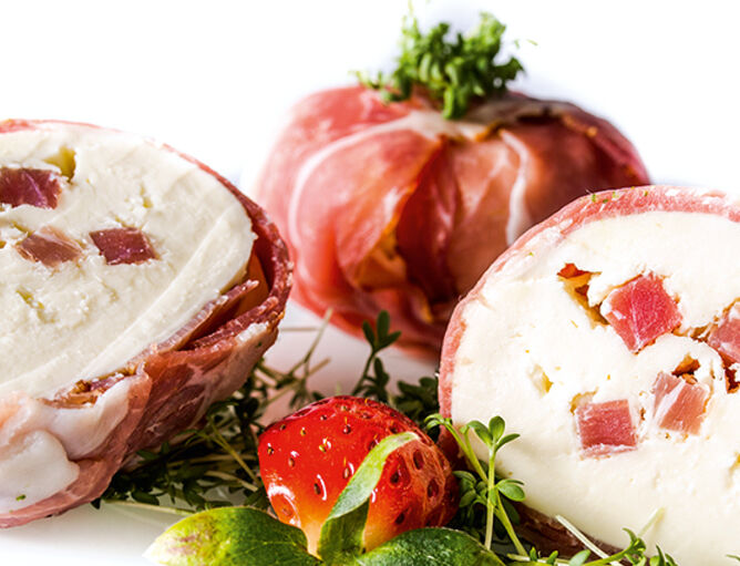 Aktionen und Neues: Grill Mozzarella Schinken - GOLDSTEIG Käsespezialitäten mit Schinkenwürfel gespickte und mit Schinken ummantelte Mozzarella Kugel von GOLDSTEIG mit Kresse und Erdbeere