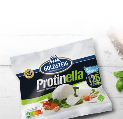 Proteinkäse Protinella von GOLDSTEIG auf Holztisch