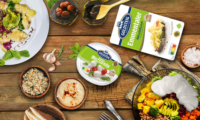 Food-Trends 2024 auf Holztisch mit Mozzarella Bambini Mini und Emmentaler hauchdünn von GOLDSTEIG