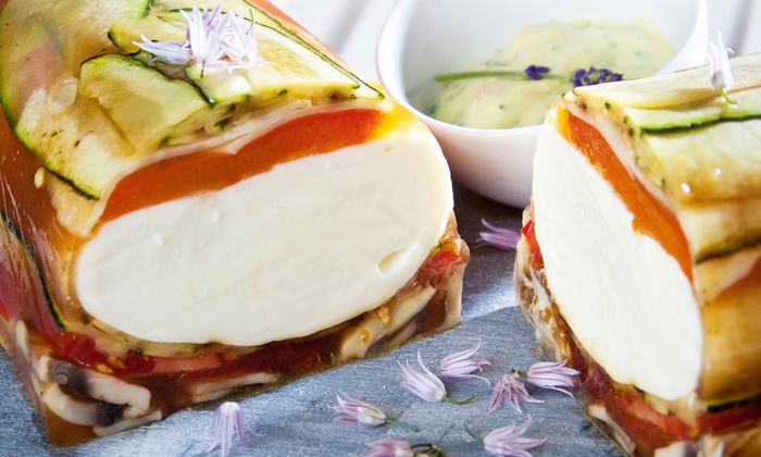 Mozzarella Rezept Gemüseterrine mit Mozzarella-Kern von GOLDSTEIG dazu Creme und Kräuter auf Tuch