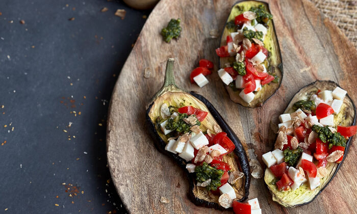 Rezepte & Inspirationen: Knusprige Aubergine im Ofen mit Mozzarella von GOLDSTEIG auf einem Holzbrett.