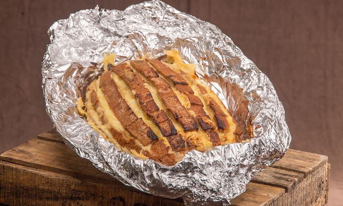 Emmentaler Rezept Würfelbrot mit Knoblauchpaste, Emmentaler und Almdammer gefüllt von GOLDSTEIG in Alufolie