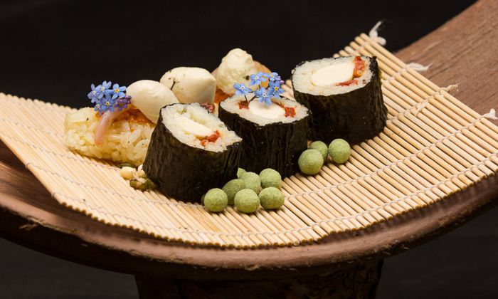 Mozzarella Rezept: Sushi mit Bambini Mozzarella Mini von GOLDSTEIG auf Sushimatte mit Wasabinüssen und Blüten