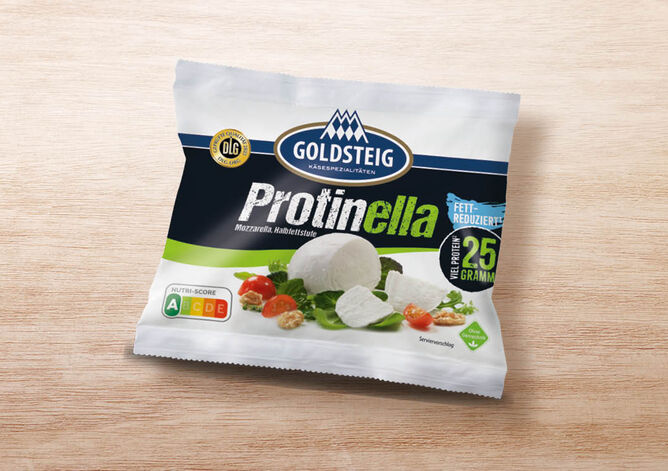 Protinella Kugel - GOLDSTEIG Käsespezialitäten Protinella Kugel von GOLDSTEIG in Verpackung auf Holztisch