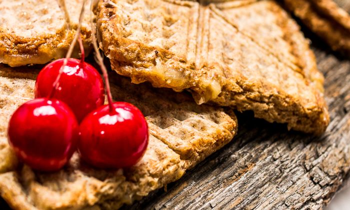 Emmentaler Rezept Käsetoast mit Almdammer und Emmentaler hauchdünn von GOLDSTEIG und Schinken auf Holzbrett