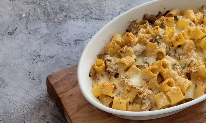 Rezepte & Inspirationen: Rigatoni Cacio e Pepe mit Mozzarella und Butter von GOLDSTEIG in weißer Auflaufform.