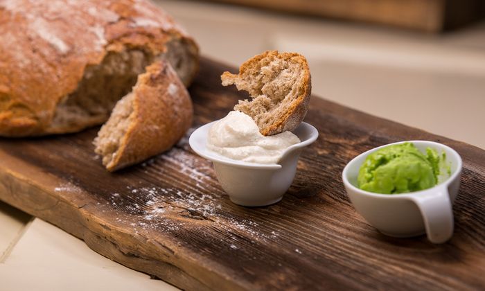 Butter Rezept Dips aus Petersilienbutter und Cashewcreme mit Butter, Mascarpone und Ricotta von GOLDSTEIG dazu Brot auf Holzbrett