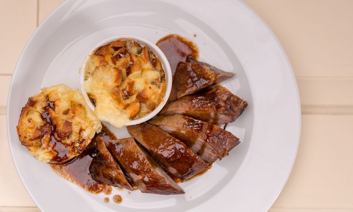 Emmentaler Rezept Geschmorte Gänsebrust mit Brezn-Emmentaler-Auflauf von GOLDSTEIG auf Teller