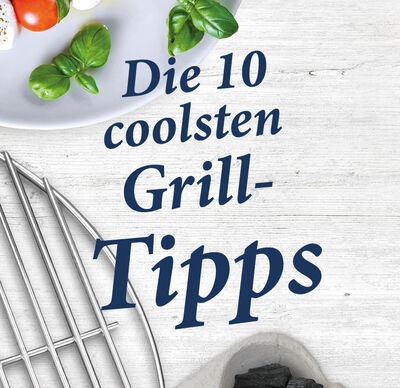 Zehn Grilltipps von GOLDSTEIG auf Holztisch mit Grillrost, Kohle und Teller mit Bambini Mozzarella, Tomate und Basilikum