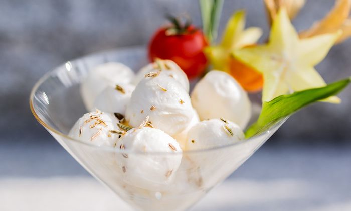 Mozzarella Rezept Gewürzte Mini Bambini von GOLDSTEIG im Cocktailglas mit Garnitur auf Granittreppe 