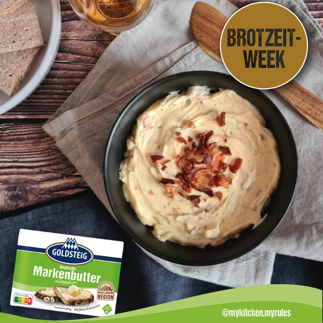 Aktionen & Neues (Aktionen-Neues) / Social-Media-Posts: Whiskybutter mit Bacon und Zwiebeln von GOLDSTEIG auf einem Holzbrett.