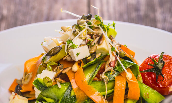 Protinelle Rezept Karotten Zucchini Nudeln mit Protinella von GOLDSTEIG, Nüssen und Sprossen auf Teller