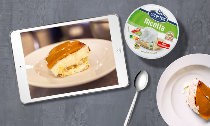 Ricotta Rezept Tiramisu mit Mascarpone und Ricotta von Goldsteig, Löffelbiskuits dazu Mangogelee auf Teller 