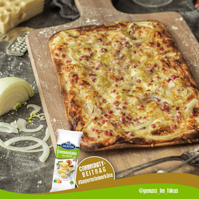 Aktionen & Neues (Aktionen-Neues) / Social-Media-Posts: Klassischer Flammkuchen. Emmentaler gerieben von GOLDSTEIG.