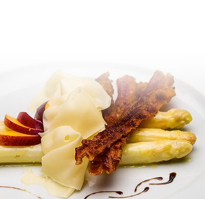 Almdammer Rezept Gebratener Spargel mit Almdammer hauchdünn von GOLDSTEIG mit Bacon und Pfirsich auf Teller