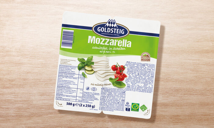 Mozzarella Scheiben in Verpackung auf Holztisch