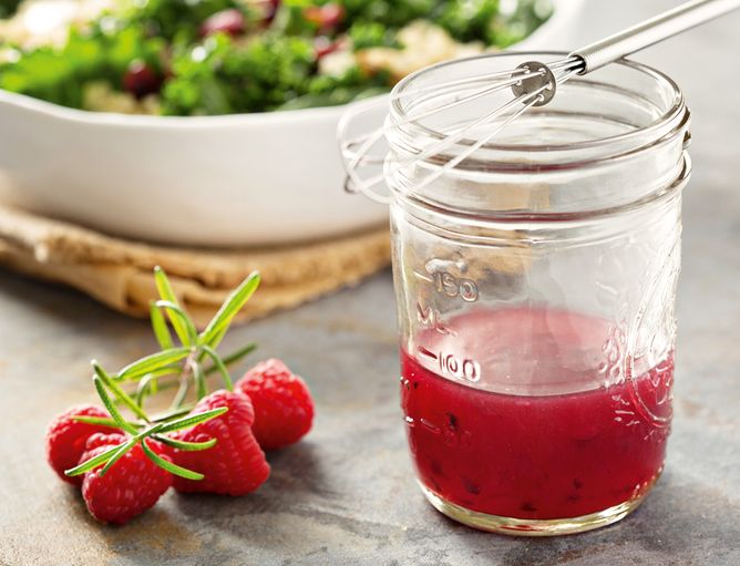 Aktionen und Neues: Salat Dressing - GOLDSTEIG Käsespezialitäten Salat Dressing aus Himbeeren mit Rosmarin und Himbeeren mit Salatschüssel im Hintergrund